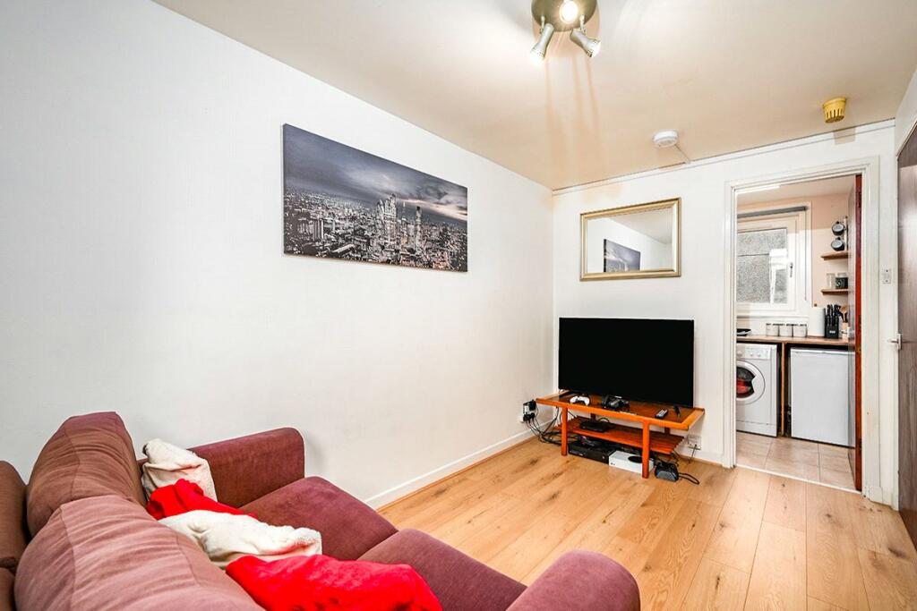 SUPERB FURNISHED ONE BEDROOM FLAT IN YORK RoomsLocal image