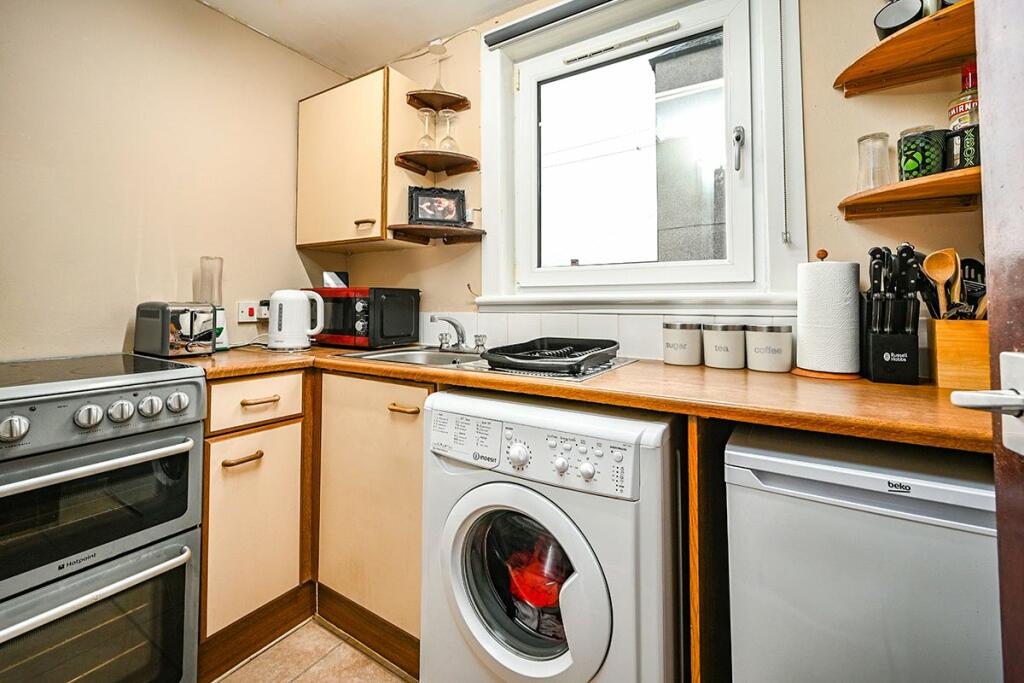 SUPERB FURNISHED ONE BEDROOM FLAT IN YORK RoomsLocal image