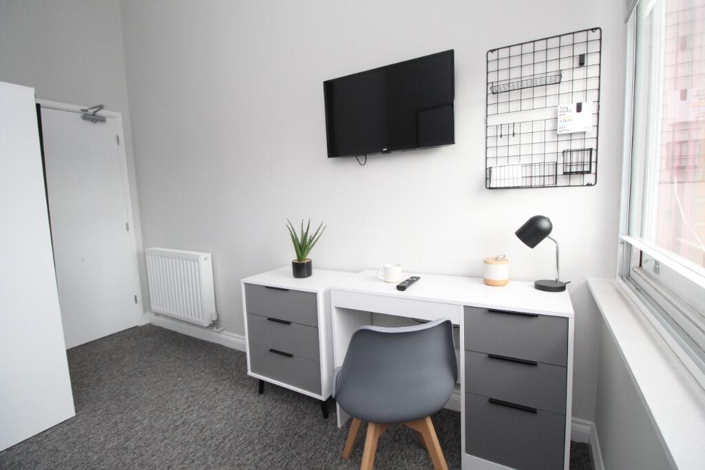 FURNISHED ONE BEDROOM FLAT IN BATH RoomsLocal image