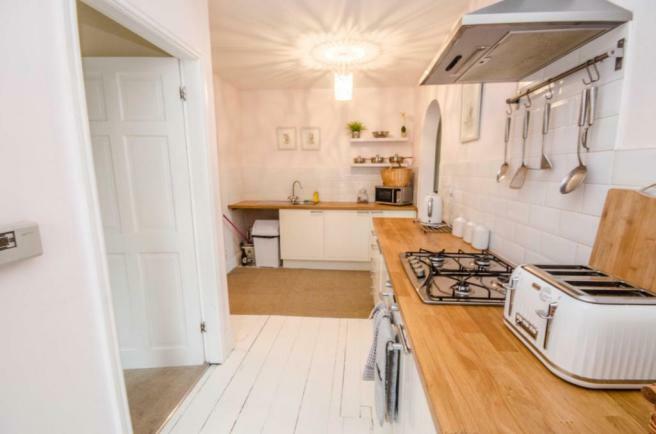 FURNISHED ONE BEDROOM FLAT IN READING RoomsLocal image