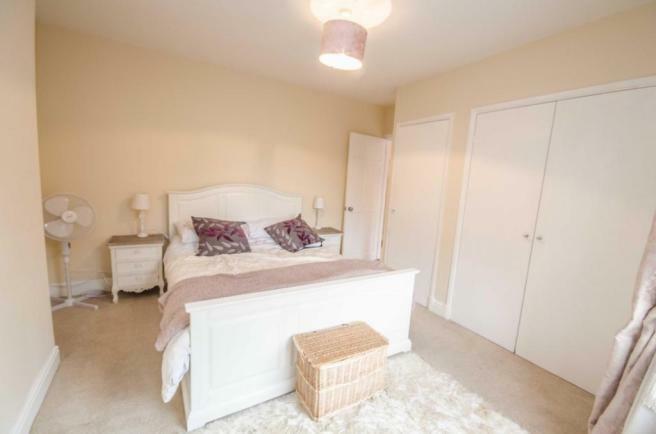 FURNISHED ONE BEDROOM FLAT IN READING RoomsLocal image