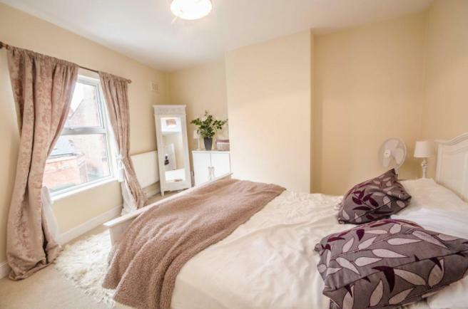 FURNISHED ONE BEDROOM FLAT IN READING RoomsLocal image