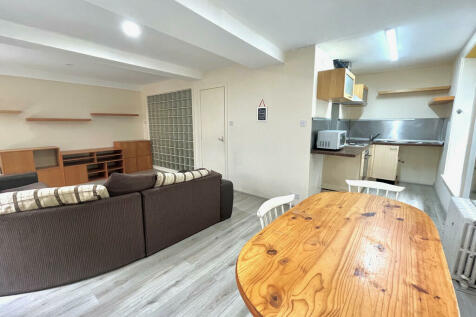 FURNISHED ONE BEDROOM FLAT IN BRADFORD RoomsLocal image