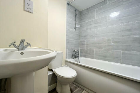 FURNISHED ONE BEDROOM FLAT IN BRADFORD RoomsLocal image