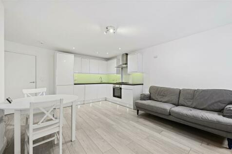 FURNISHED ONE BEDROOM FLAT IN KINGSTON UPON THAMES RoomsLocal image