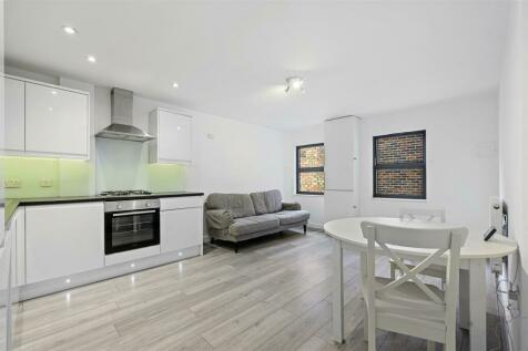 FURNISHED ONE BEDROOM FLAT IN KINGSTON UPON THAMES RoomsLocal image