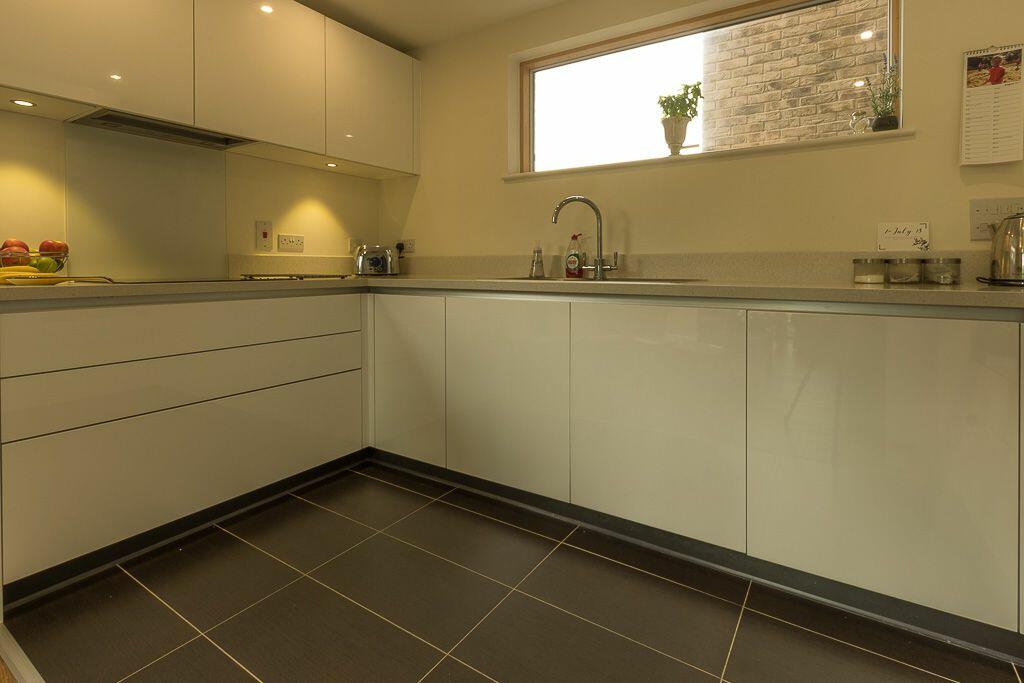 SUPERB GROUND FLOOR ONE BEDROOM FLAT IN CAMBRIDGE RoomsLocal image