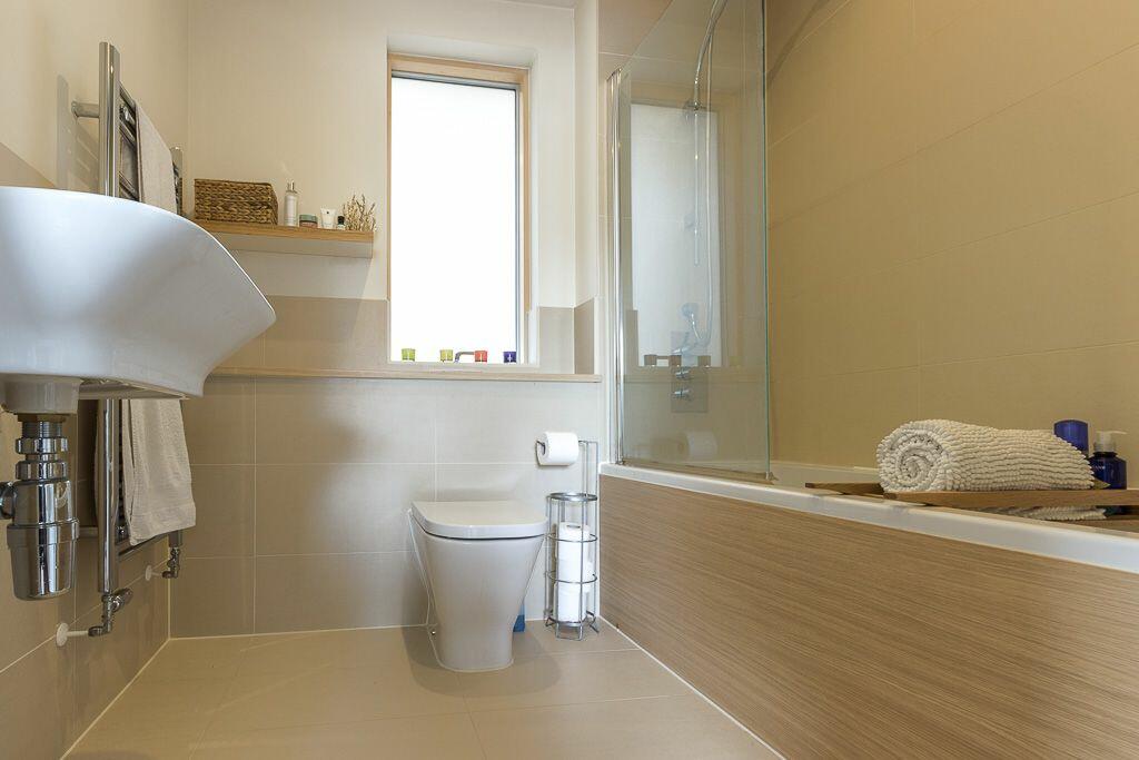SUPERB GROUND FLOOR ONE BEDROOM FLAT IN CAMBRIDGE RoomsLocal image