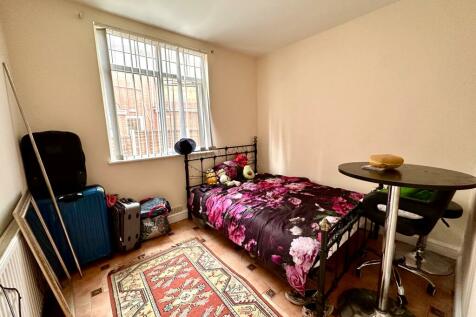GROUND BEDROOM FLAT IN WOLVERHAMPTON RoomsLocal image