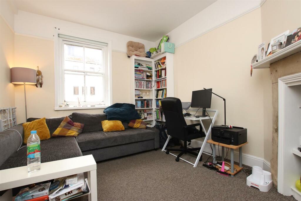 GROUND FLOOR ONE BEDROOM FLAT IN BATH RoomsLocal image