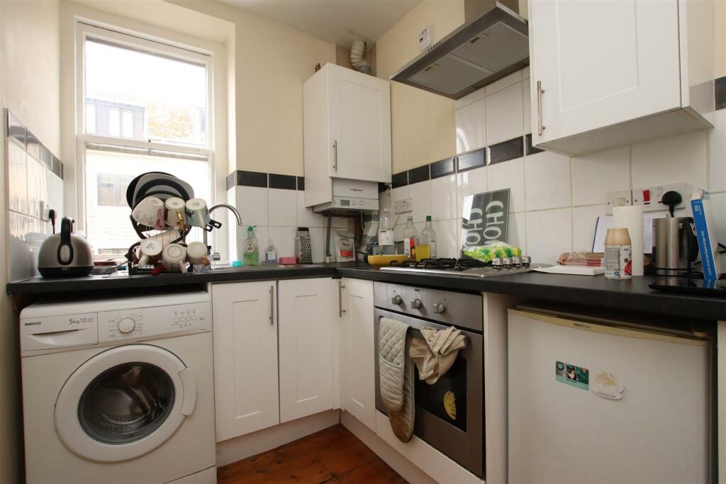 GROUND FLOOR ONE BEDROOM FLAT IN BATH RoomsLocal image