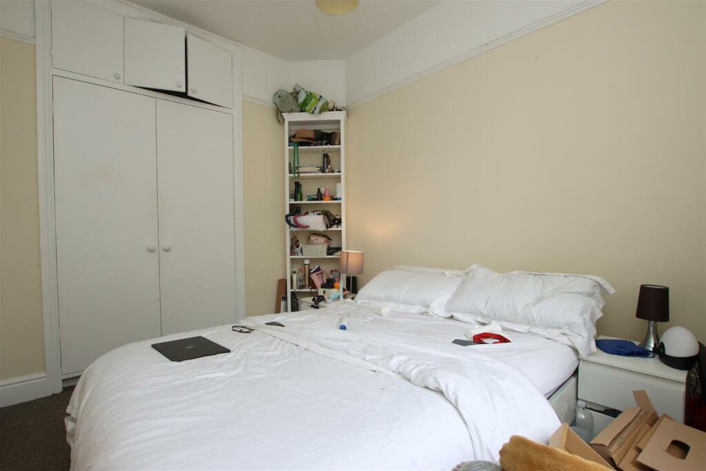 GROUND FLOOR ONE BEDROOM FLAT IN BATH RoomsLocal image