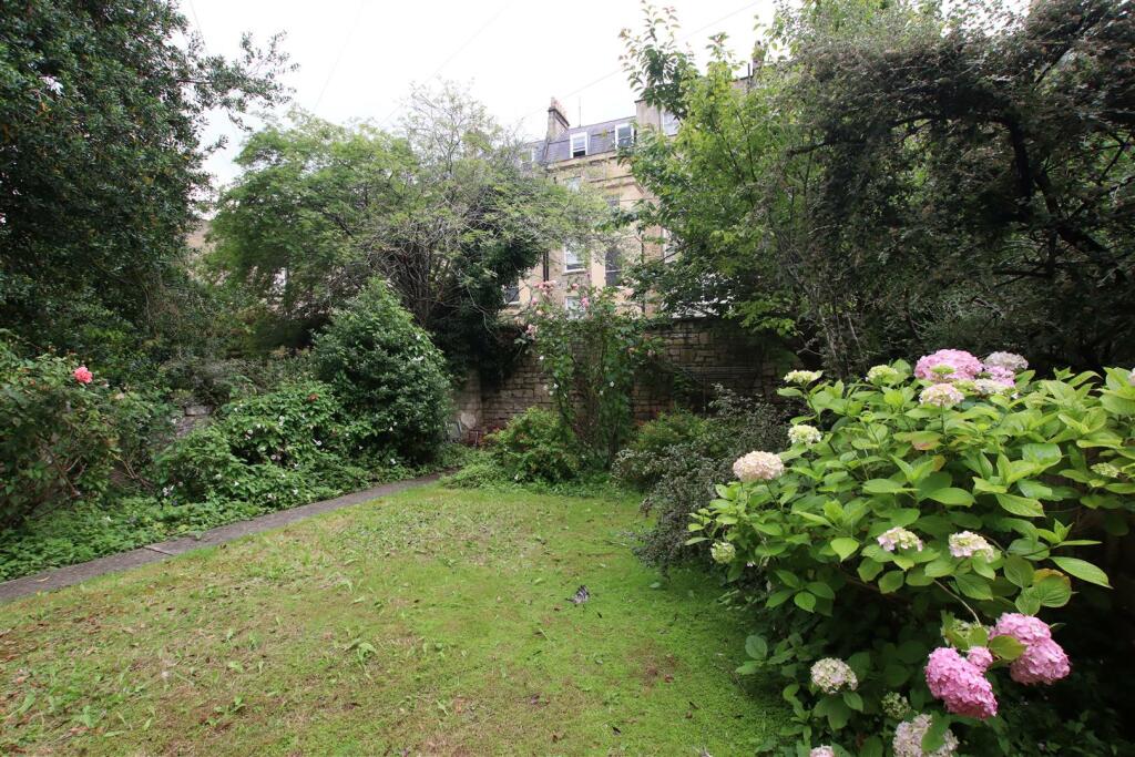 GROUND FLOOR ONE BEDROOM FLAT IN BATH RoomsLocal image