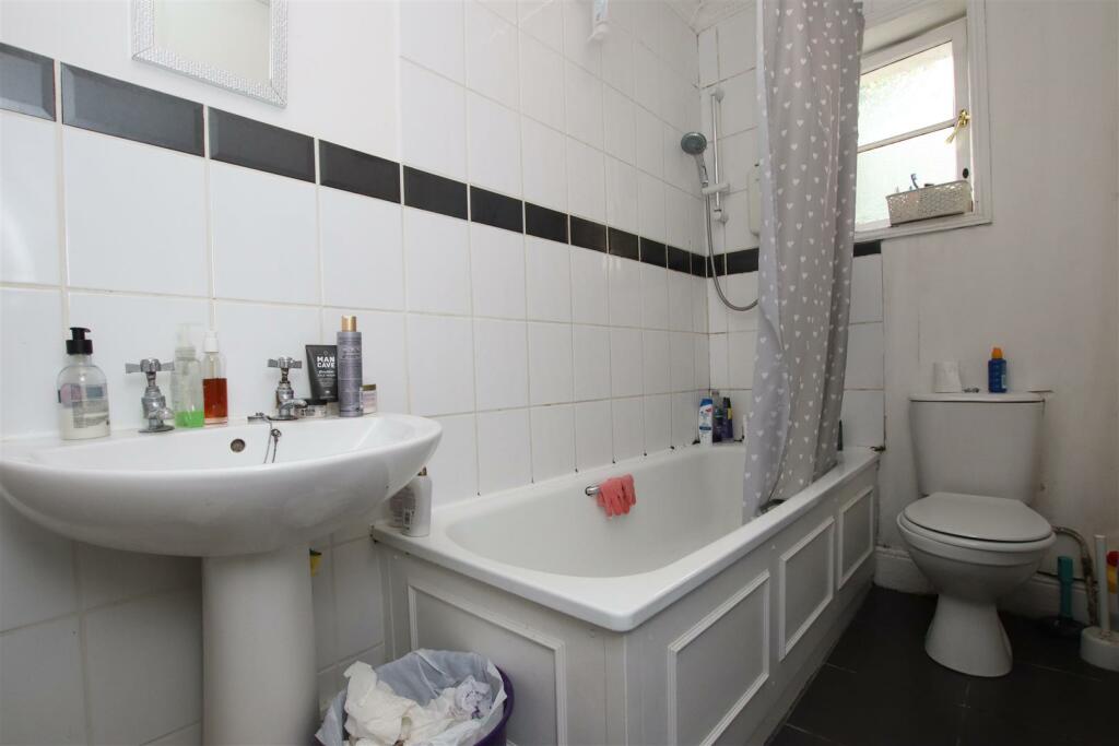 GROUND FLOOR ONE BEDROOM FLAT IN BATH RoomsLocal image