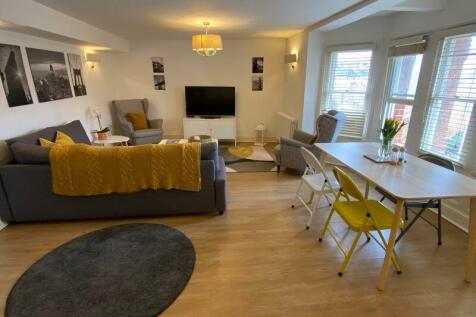 LARGE DOUBLE BEDROOM FLAT IN GLOUCESTER RoomsLocal image