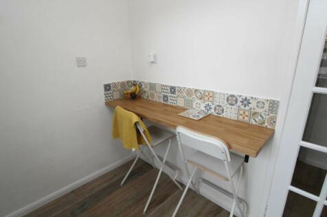 WELL PRESENTED FURNISHED BEDROOM FLAT IN SALISBURY RoomsLocal image