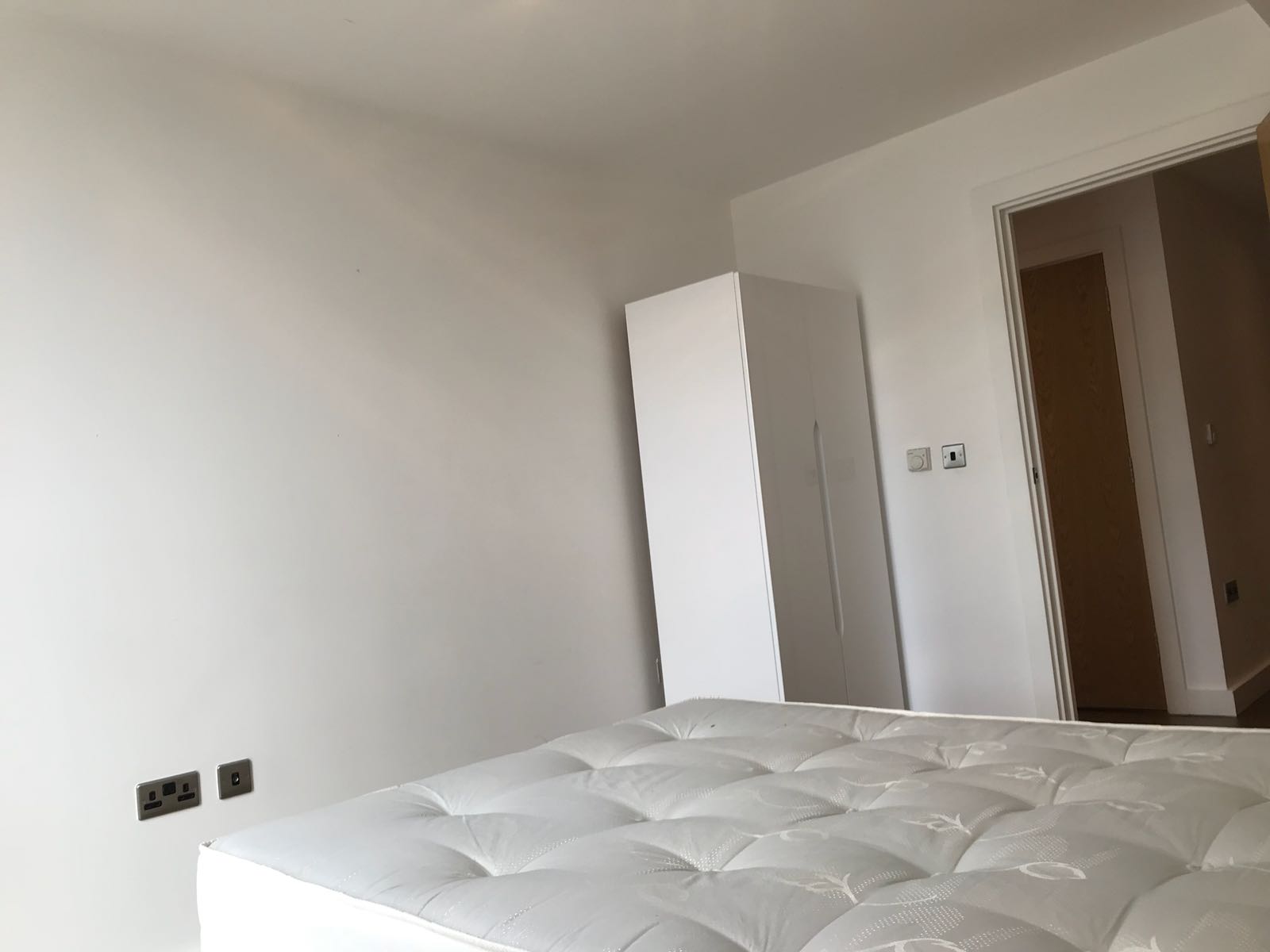 Stunning Double Bedroom to Rent RoomsLocal image