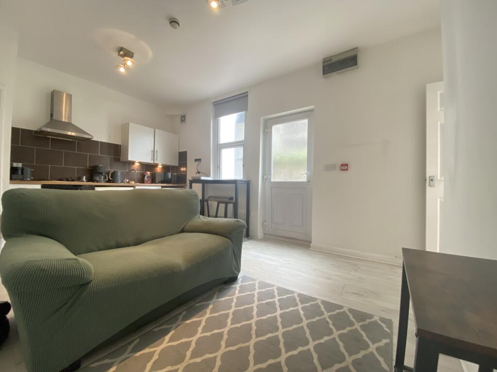 1 bedroom apartment to rent RoomsLocal image