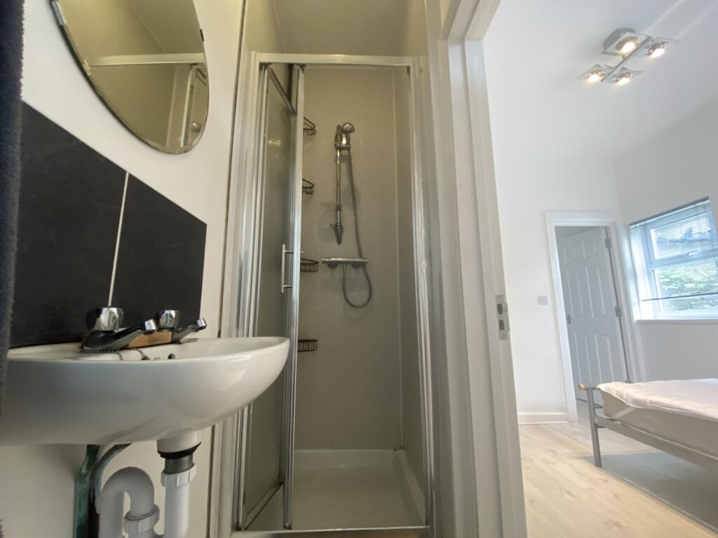 1 bedroom apartment to rent RoomsLocal image