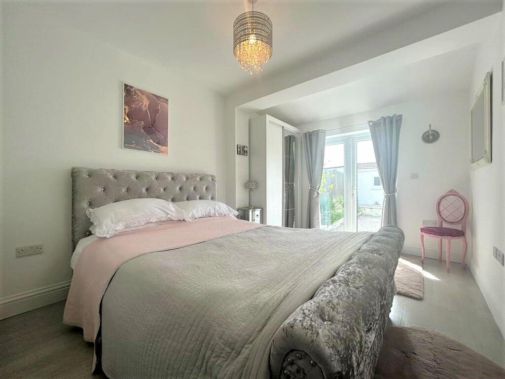 Cozy studio one bedroom flat RoomsLocal image