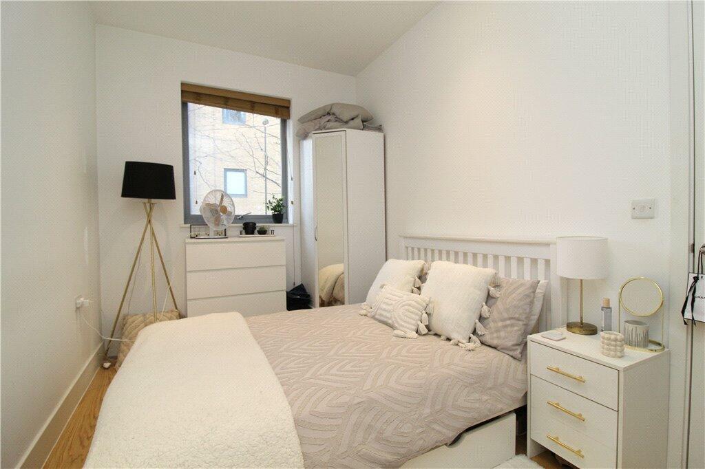 This large one bed in city centre RoomsLocal image