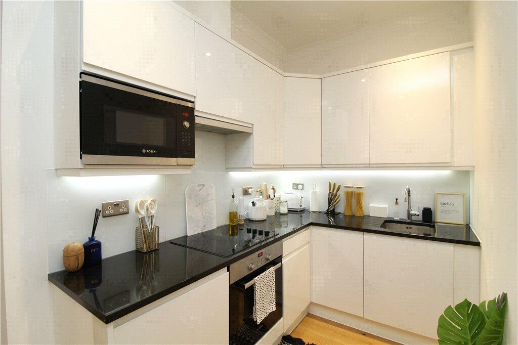 This large one bed in city centre RoomsLocal image
