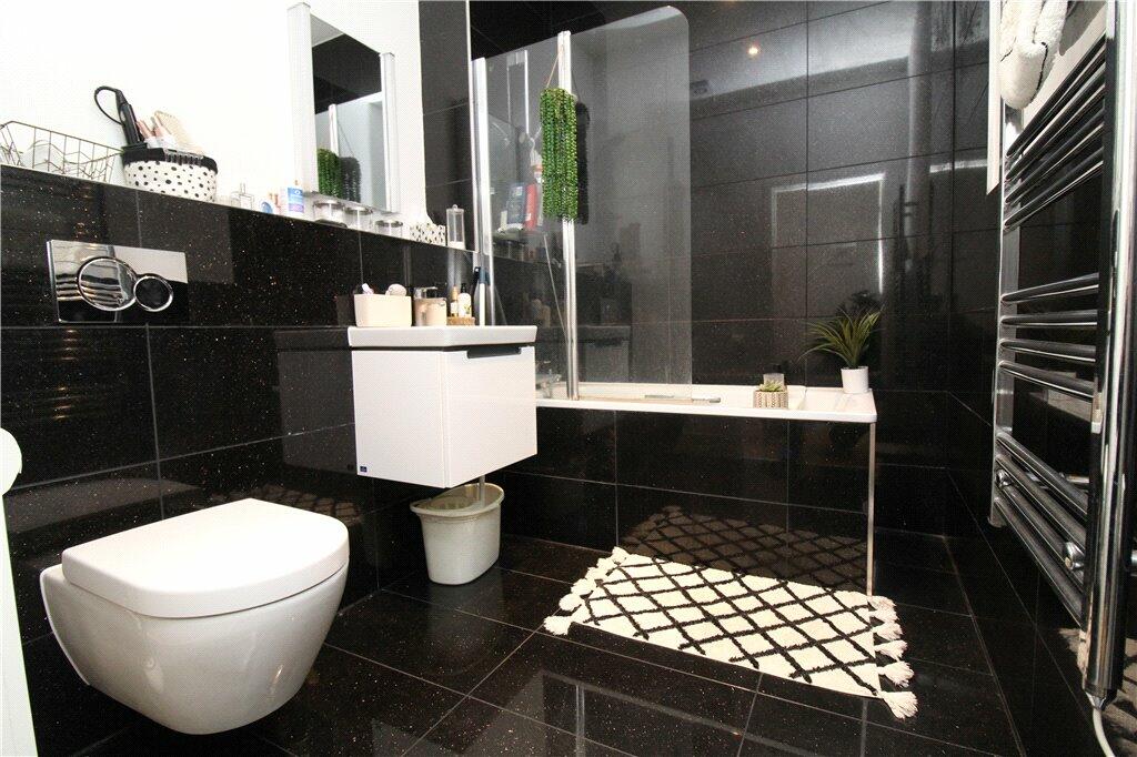 This large one bed in city centre RoomsLocal image