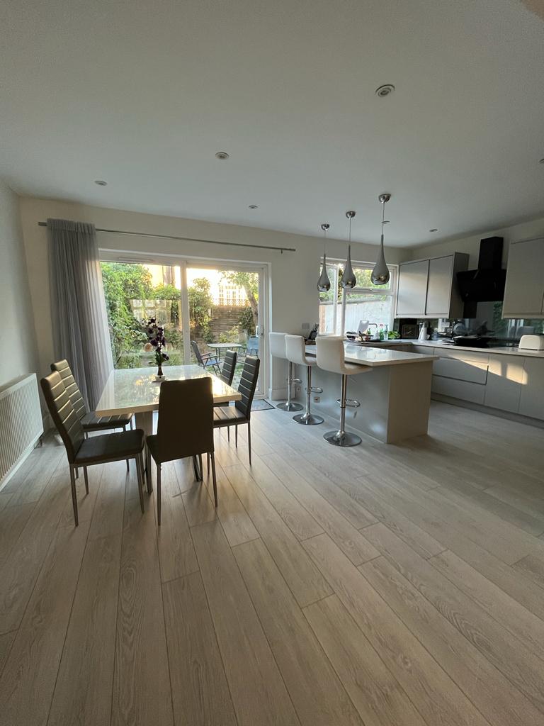 Modern, very specious,clean house sharing in a  very sought after area RoomsLocal image