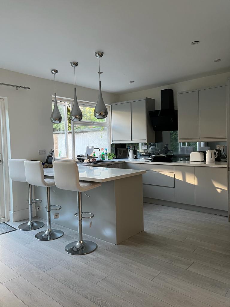 Modern, very specious,clean house sharing in a  very sought after area RoomsLocal image