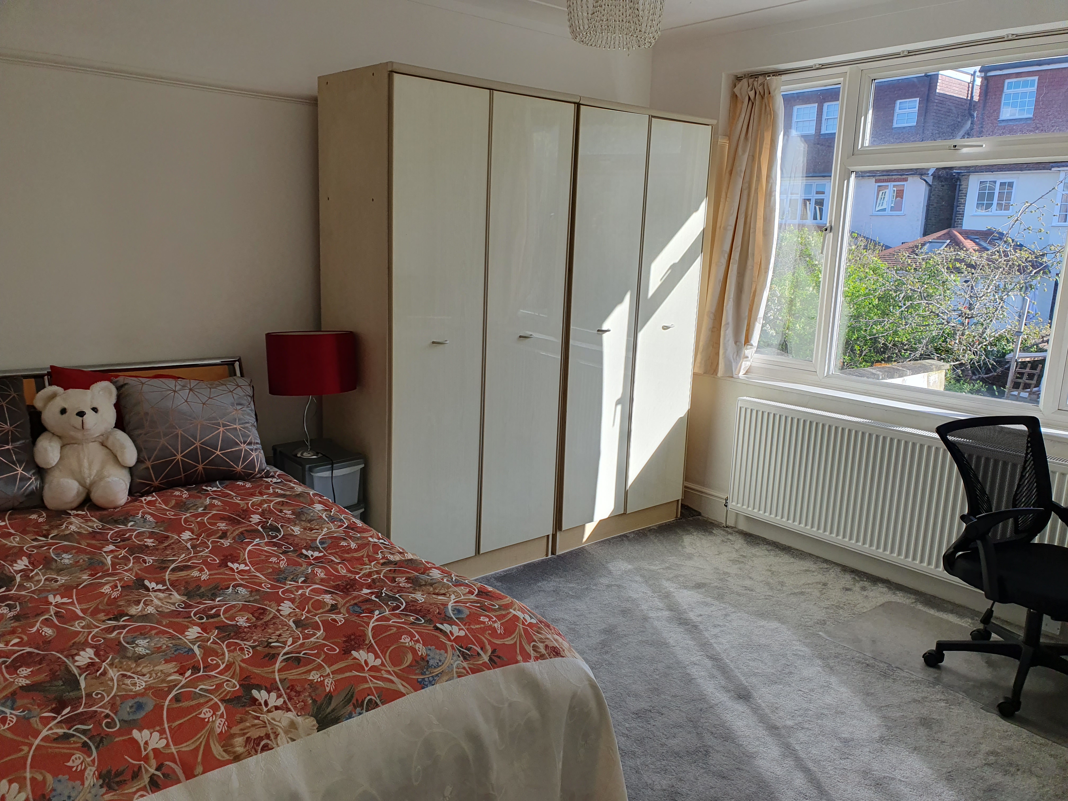 Modern, very specious,clean house sharing in a  very sought after area RoomsLocal image