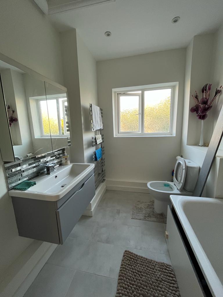 Modern, very specious,clean house sharing in a  very sought after area RoomsLocal image
