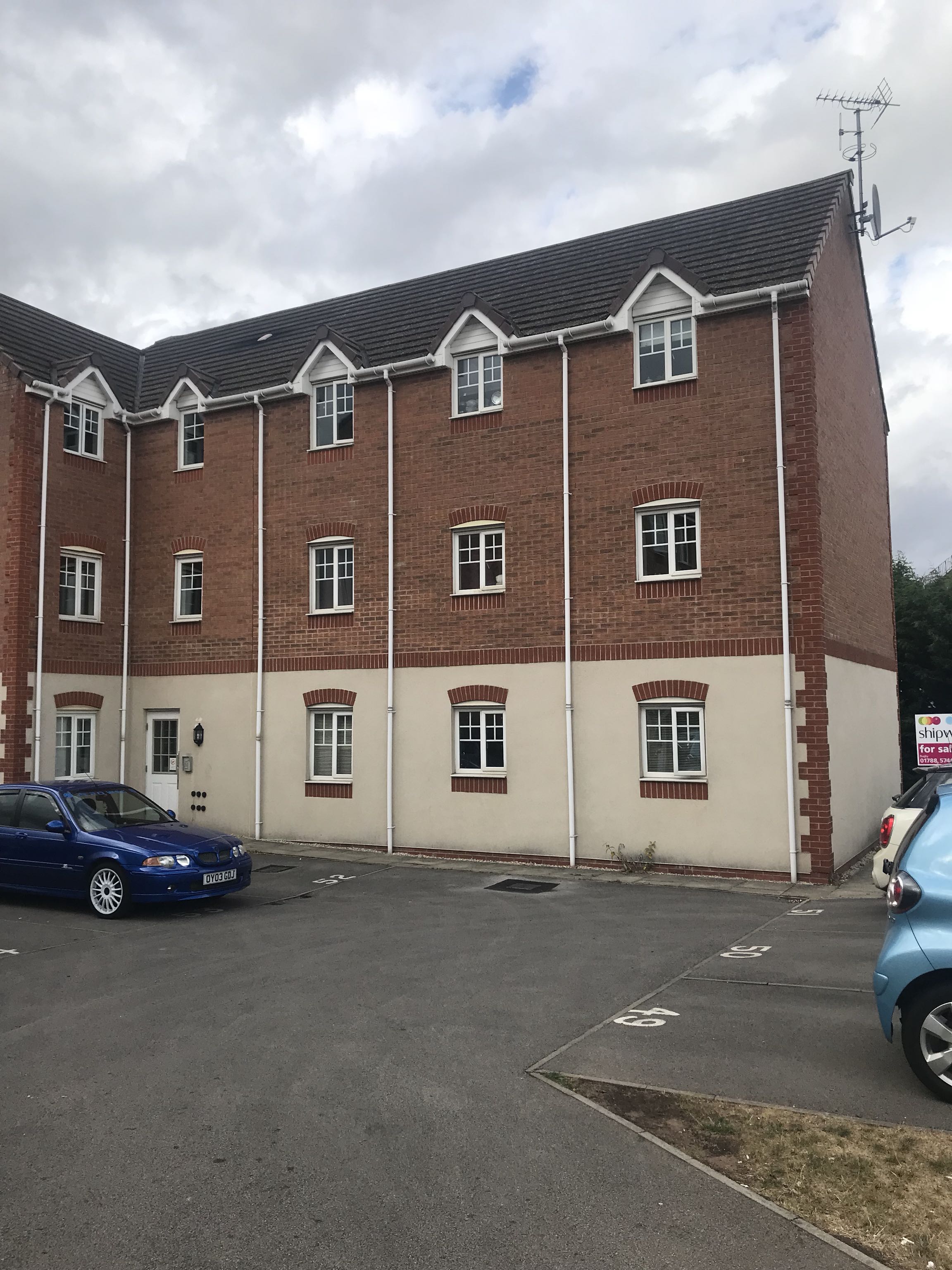 Double Room To Rent In Flat Shared Living  RoomsLocal image