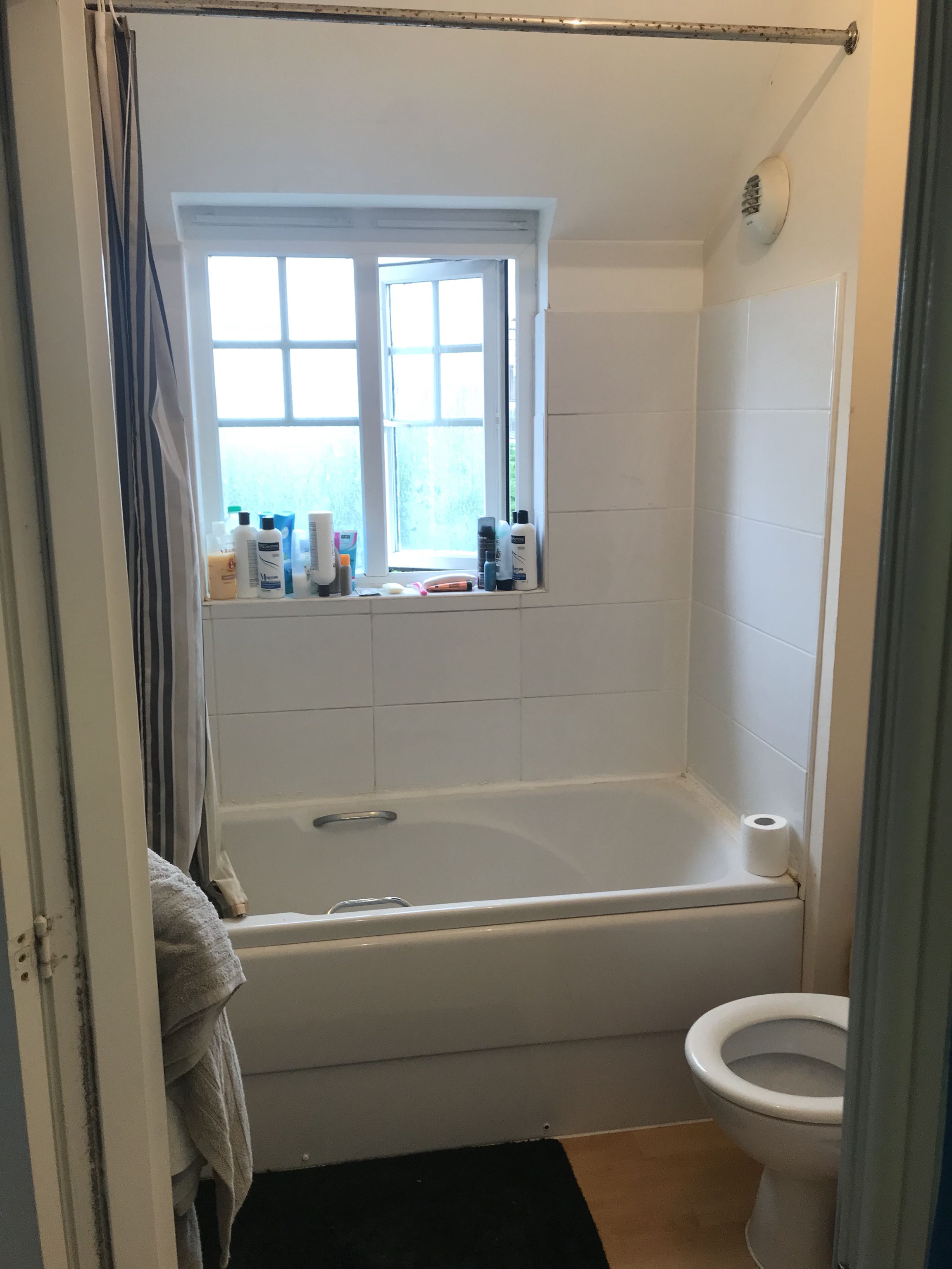 Double Room To Rent In Flat Shared Living  RoomsLocal image