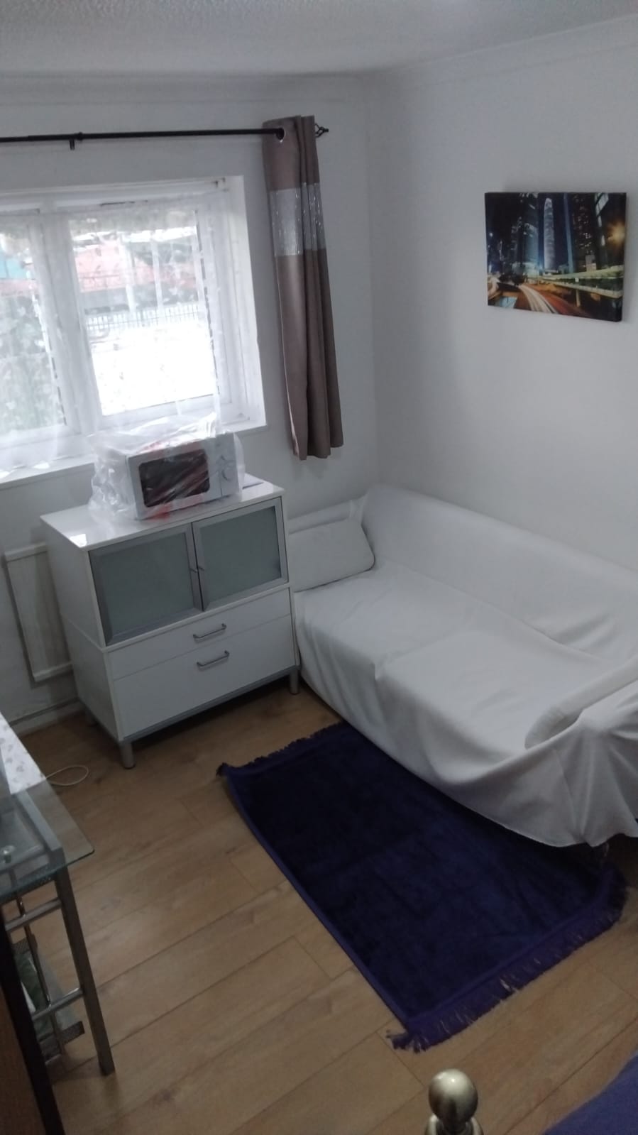 Outstanding Spacious Room in Canning Town RoomsLocal image