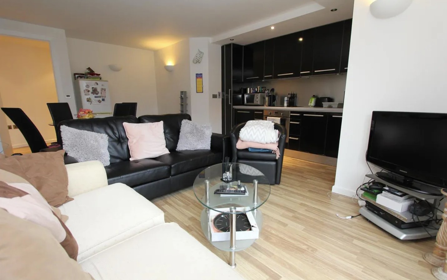 DOUBLE BEDROOM AVAILABLE IN A TWO BEDROOM FLAT image