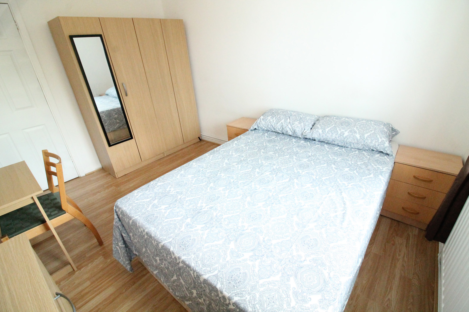DOUBLE BEDROOM AVAILABLE IN A TWO BEDROOM FLAT RoomsLocal image