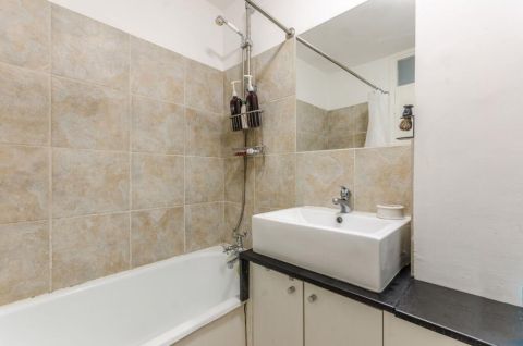 GROUND ONE BEDROOM FLAT IN ISLINGTON, London RoomsLocal image