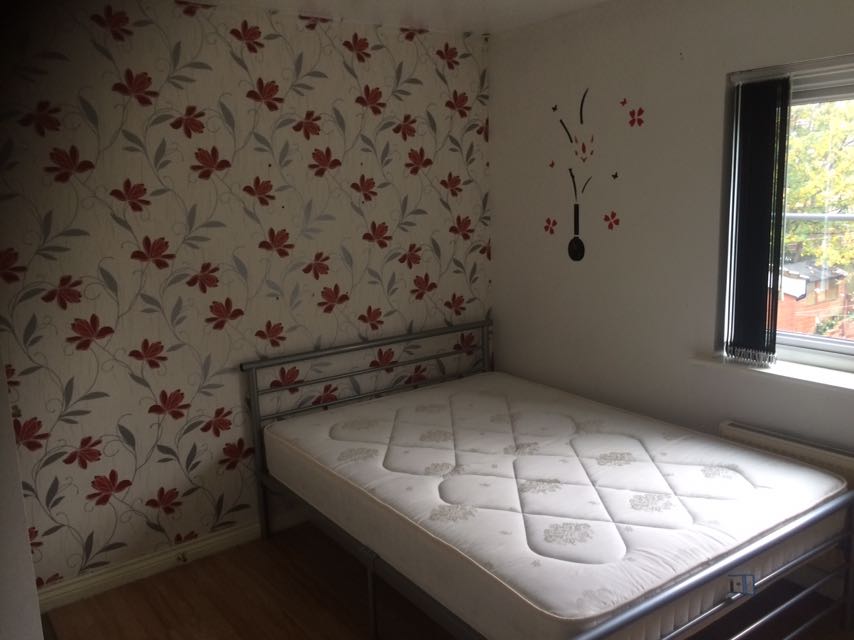 Two Bedrooms Available Shared House RoomsLocal image