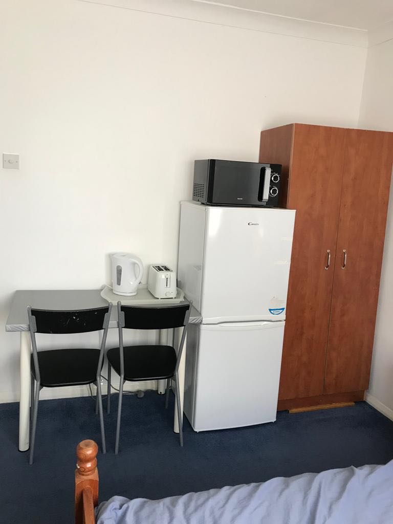 Spacious Double Room With Extra Storage! RoomsLocal image