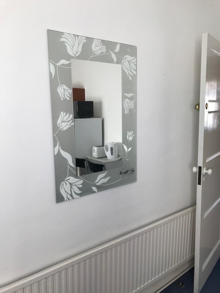 Spacious Double Room With Extra Storage! RoomsLocal image