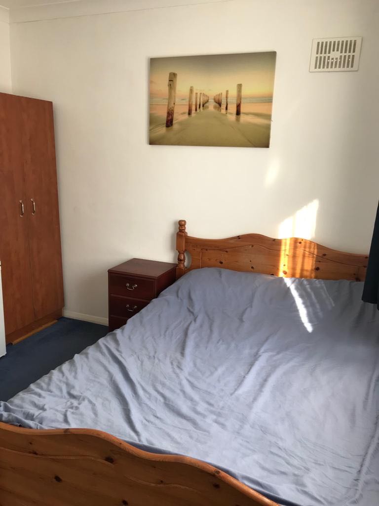 Spacious Double Room With Extra Storage! RoomsLocal image