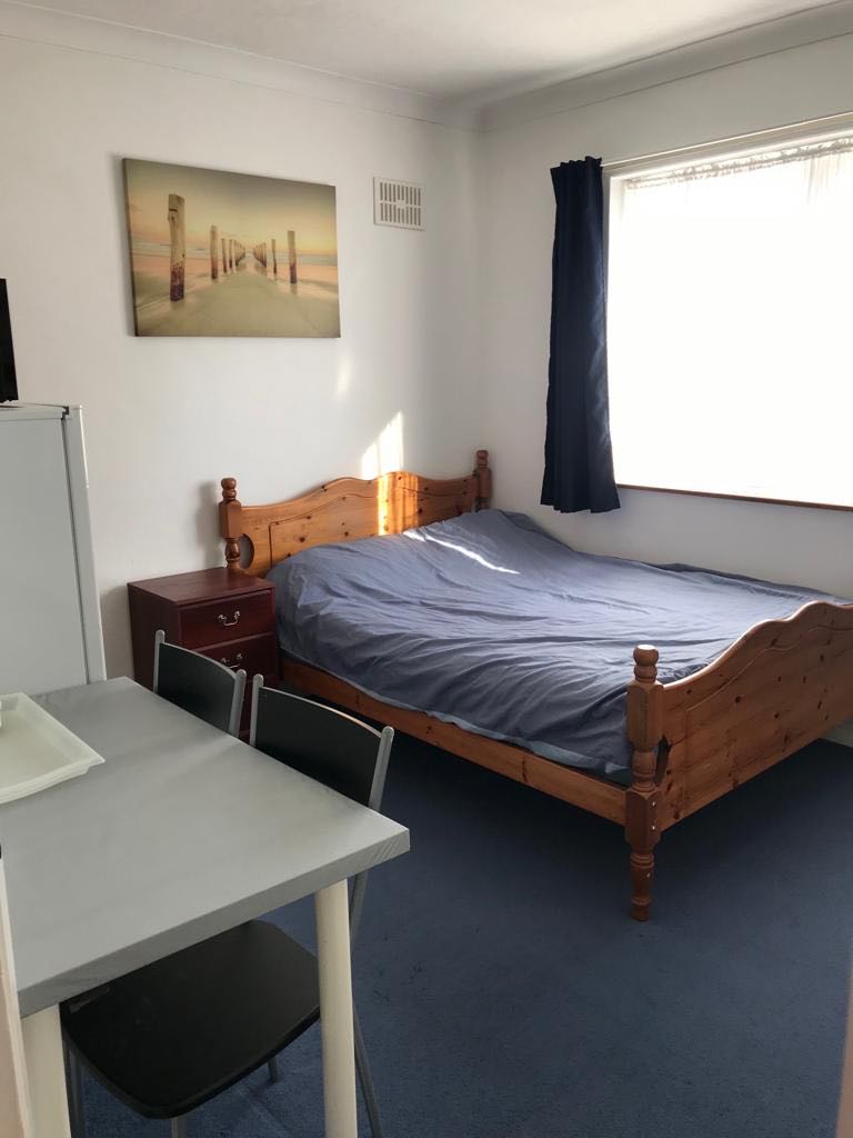 Spacious Double Room With Extra Storage! RoomsLocal image