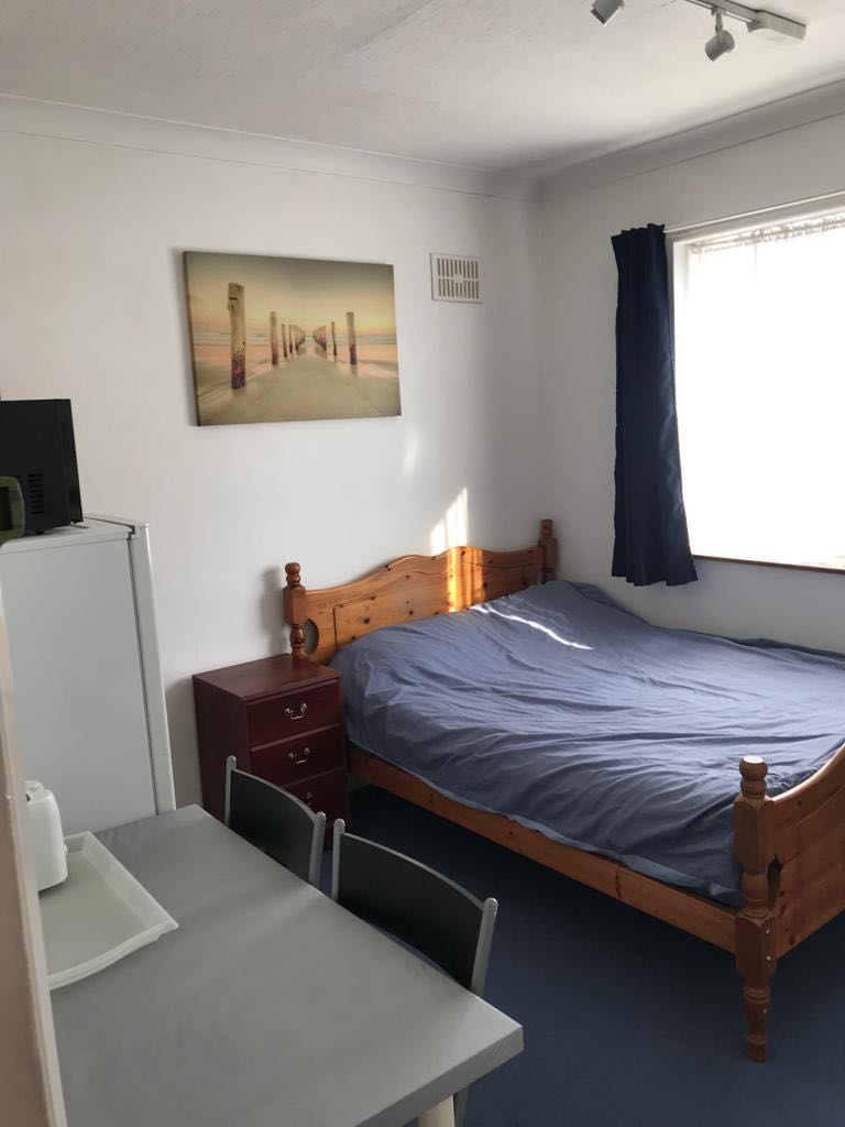 Spacious Double Room With Extra Storage! RoomsLocal image