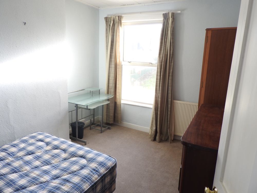 2 Rooms Availble In Bath RoomsLocal image