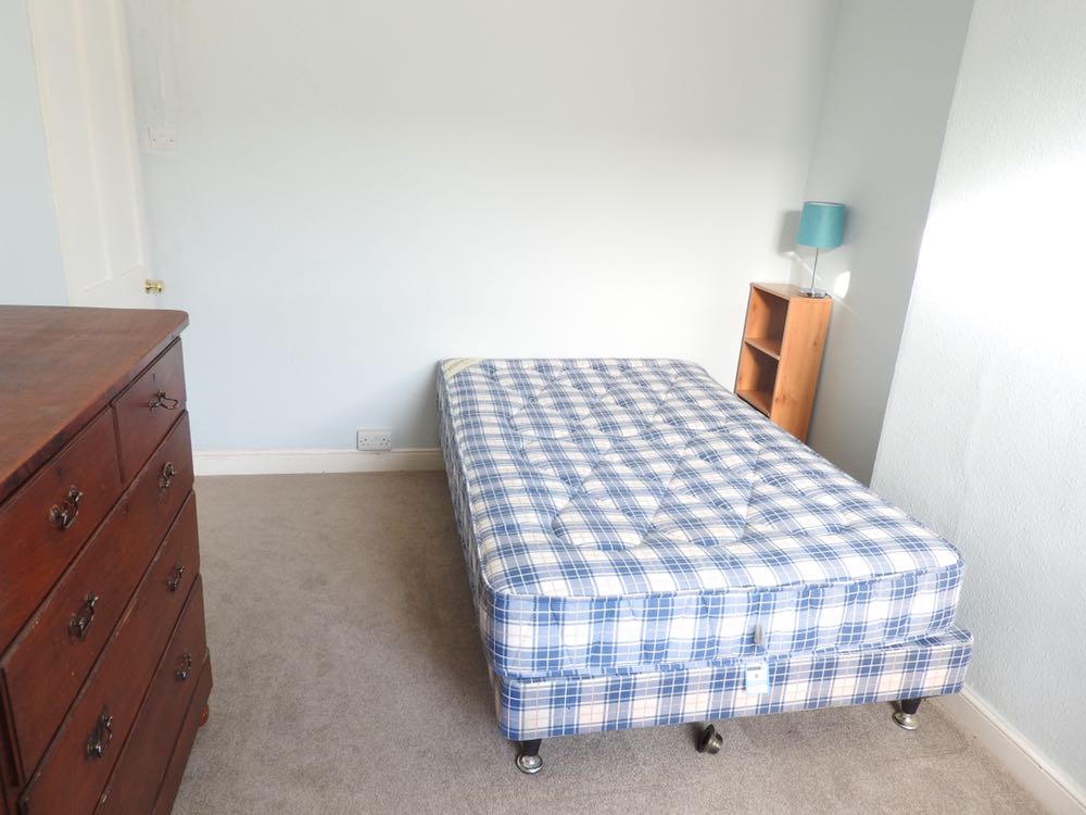 2 Rooms Availble In Bath RoomsLocal image