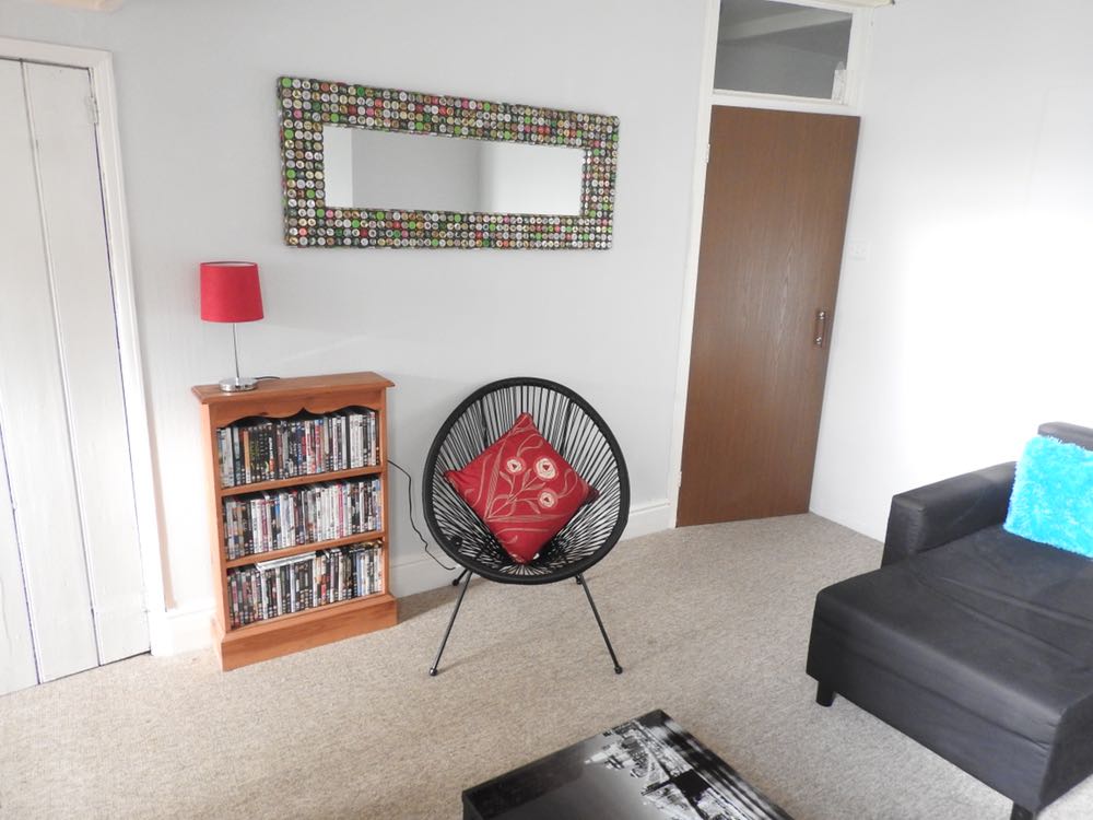 2 Rooms Availble In Bath RoomsLocal image
