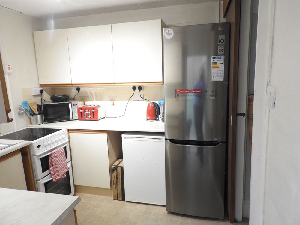 2 Rooms Availble In Bath RoomsLocal image