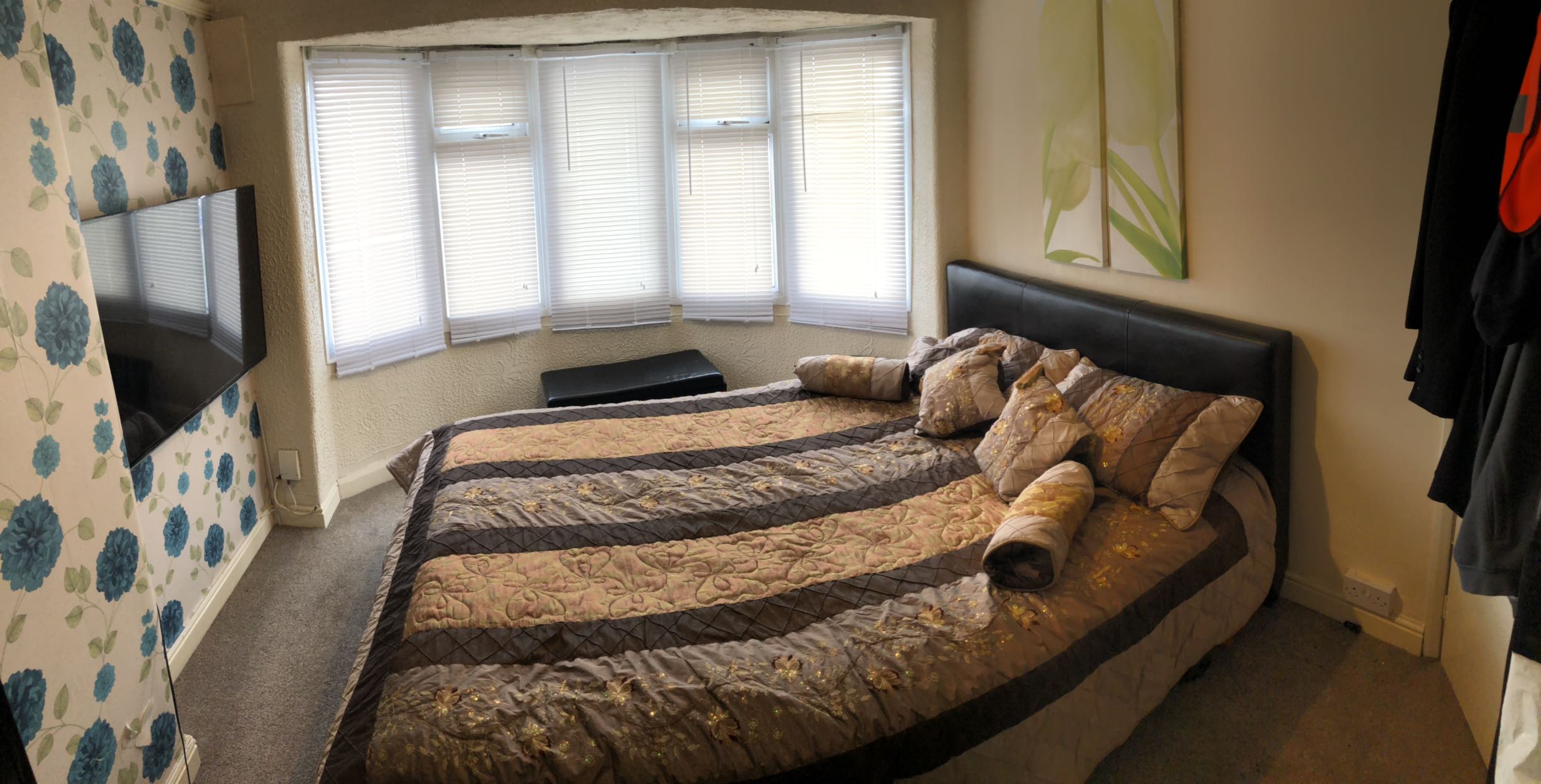 Spacious Double Room To Let  image