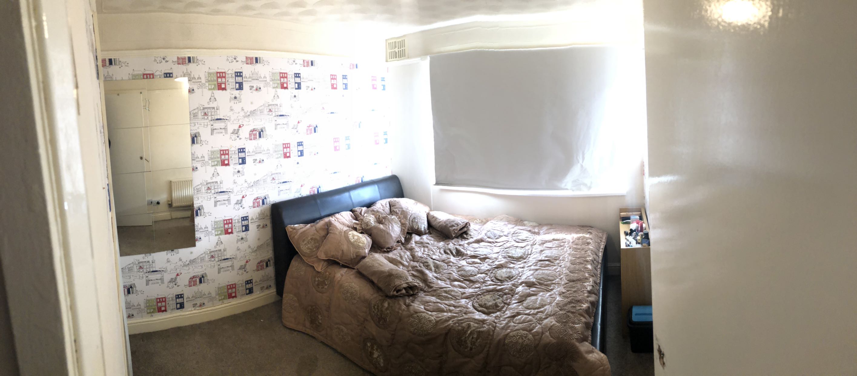 Spacious Double Room To Let  image