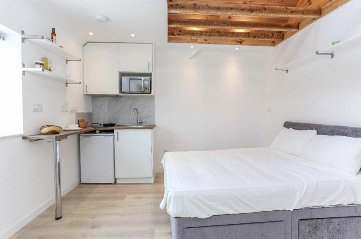 Stunning Double/single Bedsit image